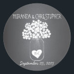 Chalkboard Mason Jar Stickers Favonalized<br><div class="desc">Style Chalkboard tendance avec typographie d'apparence manuscrite, personnalisée avec les noms de la mariée et du marié et la date du mariage. Joli pot de mason pleine fleurs d'hydrangée blanche est accentué d'un coeur qui tient les initiales des couples. Coordonner avec beauté tous nos produits et invitations de style tableau...</div>