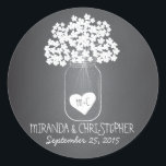 Chalkboard Mason Jar Stickers Favonalized<br><div class="desc">Style Chalkboard tendance avec typographie d'apparence manuscrite, personnalisée avec les noms de la mariée et du marié et la date du mariage. Joli pot de mason pleine fleurs d'hydrangée blanche est accentué d'un coeur qui tient les initiales des couples. Coordonner avec beauté tous nos produits et invitations de style tableau...</div>