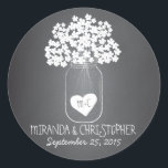 Chalkboard Mason Jar Stickers Favonalized<br><div class="desc">Style Chalkboard tendance avec typographie d'apparence manuscrite, personnalisée avec les noms de la mariée et du marié et la date du mariage. Joli pot de mason pleine fleurs d'hydrangée blanche est accentué d'un coeur qui tient les initiales des couples. Coordonner avec beauté tous nos produits et invitations de style tableau...</div>