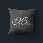 Chalkboard Mme Coussin<br><div class="desc">Le type fantaisie sur un arrière - plan de tableau de bord illustré accentue ce coussin pour la table, le canapé ou le lit d'amour. Le coussin M. coordinateur est également disponible. Si vous souhaitez modifier la couleur de type : cliquez sur le bouton "customiser", cliquez sur la ligne de...</div>