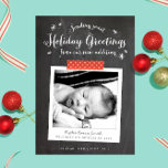 Chalkboard Noël Baby Faire-part<br><div class="desc">Un choix parfait pour les nouveaux parents, cette carte de vacances envoie des voeux de Noël tout en présentant votre nouvel ajout sucré dans le style rustique moderne avec un arrière - plan en tableau noir et cadre photo de style accentué avec du ruban lavi à pois rouge. Personnalisez le...</div>