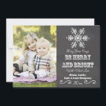 Chalkboard Snowflake Carte photo de vacances<br><div class="desc">Ajoutez votre photo de famille préférée à ces cartes photos de vacances en tableau noir avec un design de snowflake avec les mots May Your Days Be Joyeux and Bright. Le dos de la carte à thème hiver ou Noël a un motif de flocon rouge et blanc. Oeuvre © Chrissy...</div>