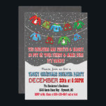 Chalkboard Tacky Christmas Sweater Invitations<br><div class="desc">Si mignon ! Jetez une fête de Noël amusante et ringarde avec un chandail et des gilets colorés et moches accrochés sur la ligne de vêtements avec la neige tombante et la typographie amusante sur un arrière - plan de tableau noir. Illustration tirée à la main par McBooboo.</div>