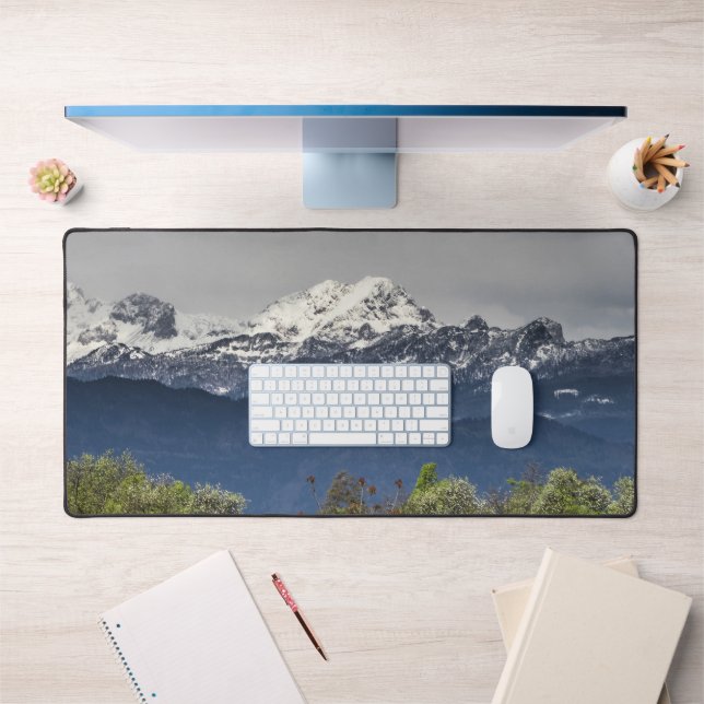 Champ vert avec alpes neigeuses (Bureau 1)