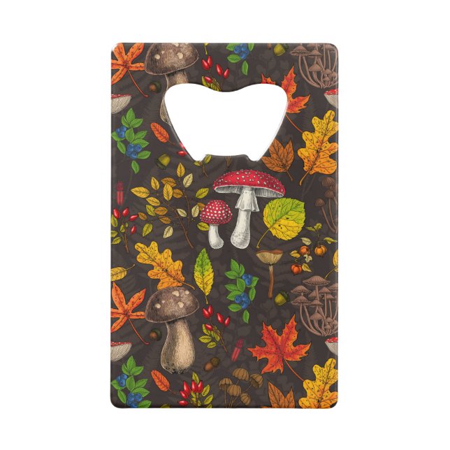 Champignons d'automne, feuilles, noix et baies sur (Devant)