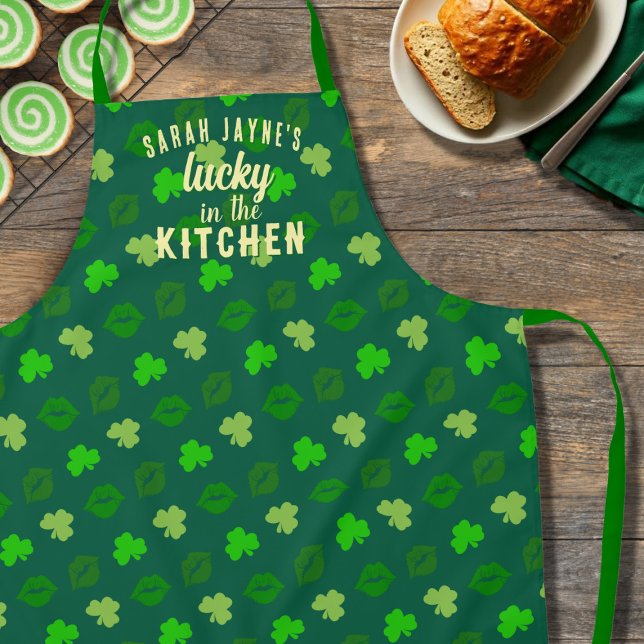 Chanceux dans la cuisine tablier vert de la Saint- (Be lucky in the kitchen with this cute shamrock and kisses apron. Just add your name)