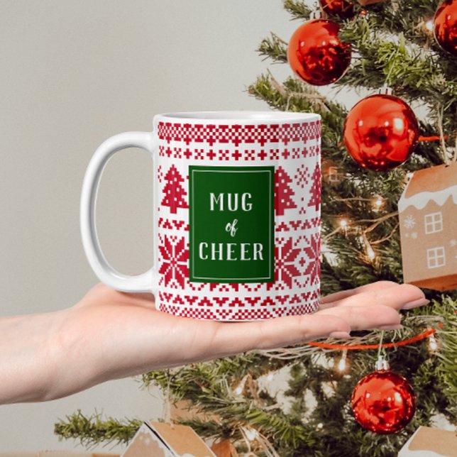 Chandail Knit vert et rouge Mug de Noël Cheer (Christmas mug that reads "mug of cheer" with text on a green rectangle over a red and white pattern)