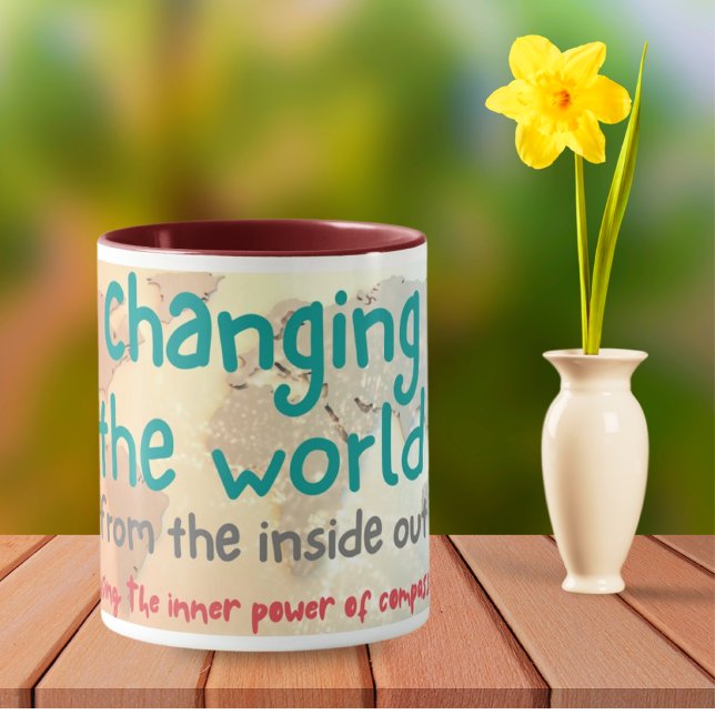 Changer le monde de l'intérieur dehors Mug (Créateur téléchargé)