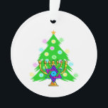 Chanukkah et Noël<br><div class="desc">Hanoukka et Noël est ensemble parfait pour les familles interconfessionnelles qui célèbrent les deux vacances. Comporter un menorah de chanukah devant un arbre de Noël mettant en évidence l'esprit des vacances.</div>