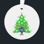 Chanukkah et Noël<br><div class="desc">Hanoukka et Noël est ensemble parfait pour les familles interconfessionnelles qui célèbrent les deux vacances. Comporter un menorah de chanukah devant un arbre de Noël mettant en évidence l'esprit des vacances.</div>
