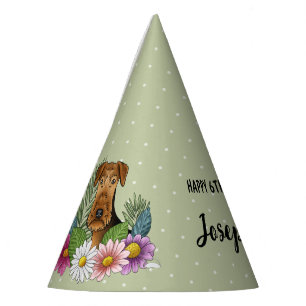 Chapeaux De Fètes Anniversaire de l'Airedale Terrier avec des fleurs
