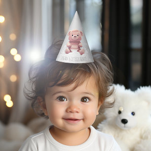 Chapeaux De Fètes ours en peluche mignon sur pile de couches 1er ann