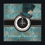 Chapelier fou Alice dans le faire-part de mariage<br><div class="desc">Cette interprétation victorienne moderne vintage de style du chapelier fou Alice au thé du pays des merveilles combine l'élégance vintage, l'adaptation romane et moderne lunatique d'un conte consacré. Elle comporte une damassé vintage de taupe au-dessus d'une conception affligée de vert vert avec un visage d'horloge antique et naturellement de la...</div>