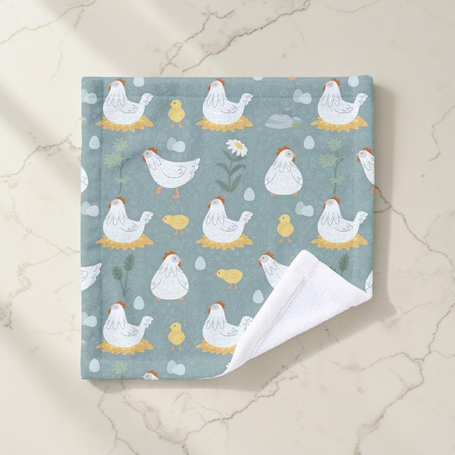 Charme rustique de ferme Poussiéreux bleu poulet K (A kitsch, country chicken pattern in graphic patterns on a dusty blue washcloth, laid on a counter.)