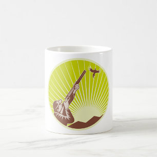 Chasseur Tirant Sur Une Mug De Café D'Oie