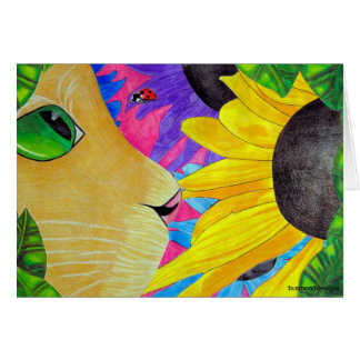 Chat aux yeux verts avec la coccinelle et la fleur