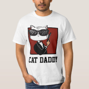 CHAT AVEC LES T-shirts DES HOMMES D'ARMES À FEU