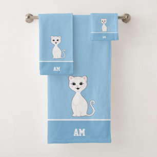 Chat blanc et monogramme sur bleu clair