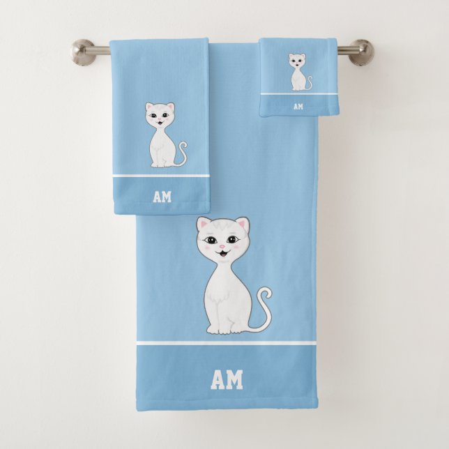 Chat blanc & monogramme sur fond bleu clair (En situation)