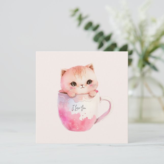 Chat blanc-rose mignonne dans une tasse de thé (2) (Debout devant)