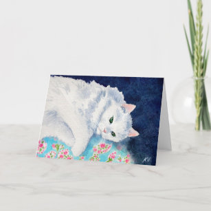 Chat blanc sur la carte florale d'édredon