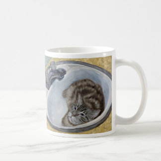 Chat dans la tasse d'évier