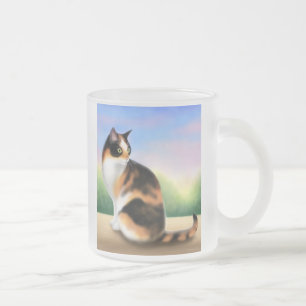 Chat de calicot à la tasse de café de coucher du