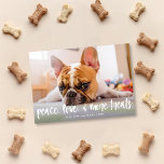 Chat de chien mignon Funny Traite Carte photo de v<br><div class="desc">Ce carte photo de vacances est spécialement conçu pour le fier propriétaire de l'animal de compagnie. Il présente un accueil drôle et fantaisiste "paix, amour, et plus de gâteries". Il peut accueillir une photo à fond plein (aux bords) en format horizontal/paysage. Sur le dos, vous avez un simple motif de...</div>