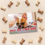 Chat de chien mignon Funny Traite Carte photo de v<br><div class="desc">Ce carte photo de vacances est spécialement conçu pour le fier propriétaire de l'animal de compagnie. Il présente un accueil drôle et fantaisiste "paix, amour, et plus de gâteries" en écriture rouge. Il peut accueillir une photo à fond plein (aux bords) en format horizontal/paysage. Sur le dos, vous avez un...</div>