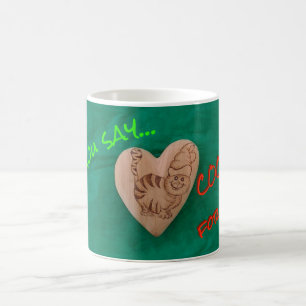 Chat de Père Noël recherchant la tasse de biscui