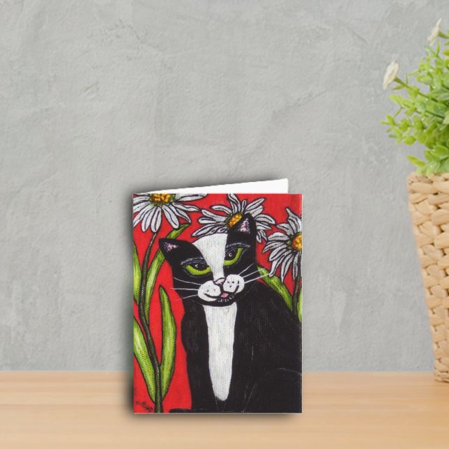 Chat de smoking dans le carte pour notes de (Tuxedo cat green eyes with daisy flowers on red notecard.)