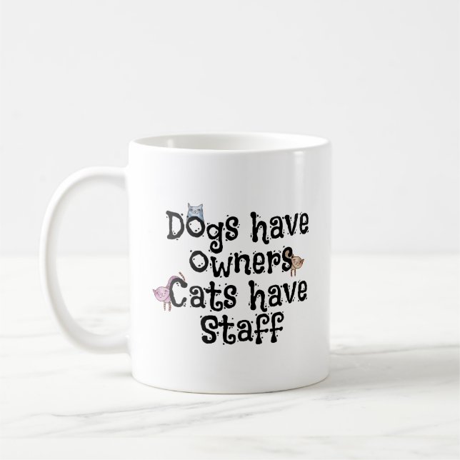 Chat de Snarky indiquant la tasse (Gauche)
