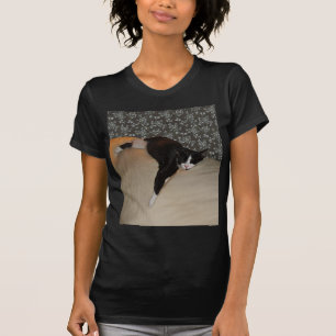 Chat Dormir sur le dessus du canapé Femme T-Shirt 