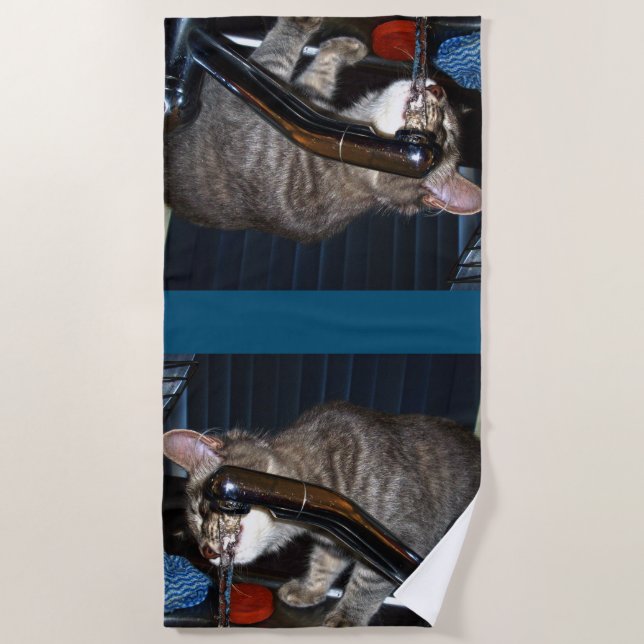 Chat Drôle Boire Du Robinet, Serviette De Plage (Devant)