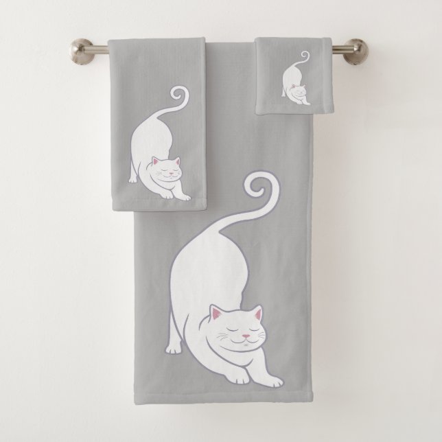 Chat en posture vers le bas sur serviette de bain  (En situation)