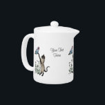 Chat Et Papillon Siamois Personnalisé<br><div class="desc">Chat siamois mignon jouant avec un beau papillon bleu entouré de marguerites blanches théière personnalisée. Remplacez votre texte dans le modèle ou assurez-vous de le supprimer sans texte. Cliquez sur Personnaliser pour modifier la taille, le style et la couleur de la police et ajouter du texte. Contactez-moi pour toute question...</div>