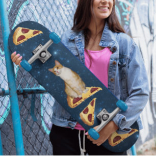 CHAT ET PIZZA DANS LES PLANCHES À ROULETTES DE L'E