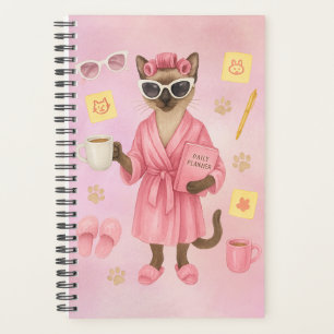 Chat femelle tenant un agenda quotidien 
