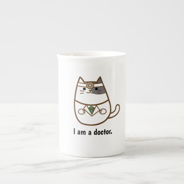 Chat mignon dans la tasse d'uniforme de docteur (Devant)