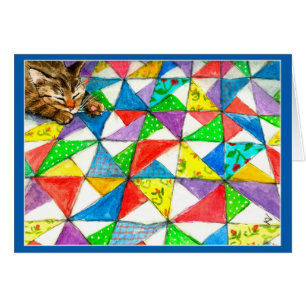 Chat mignon sur l'édredon