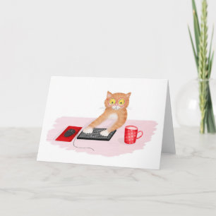 Chat mignon surfant sur Internet sur une carte inf