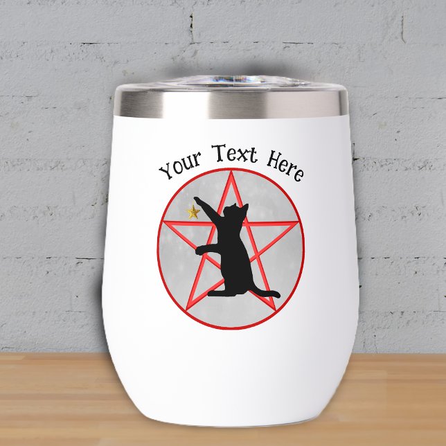 Chat noir assis avec une étoile dorée sur un penta (Black cat holding a gold star on a red pentagram on a red grey filled circle on wine tumbler.)