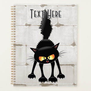 Chat noir de dessin animé drôle et féroce