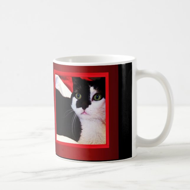 Chat noir et blanc d'amour sur la tasse rouge (Droite)