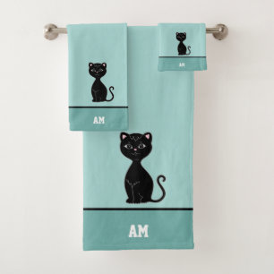Chat noir & monogramme sur fond bleu clair