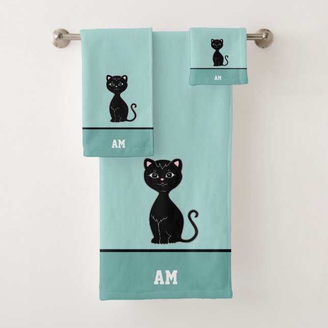 Chat noir & monogramme sur fond bleu clair (En situation)