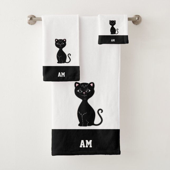 Chat noir & monogramme sur fond noir et blanc (En situation)