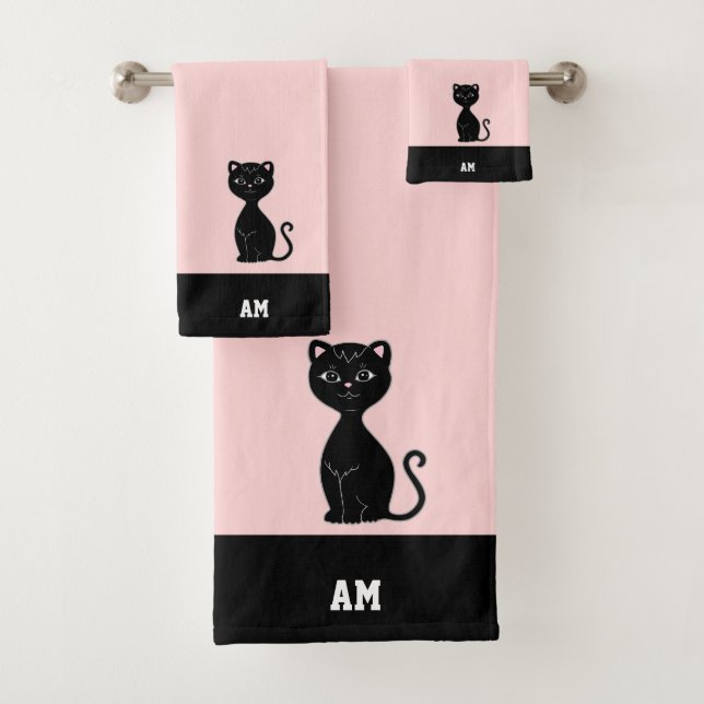 Chat noir & monogramme sur fond noir et rose (En situation)