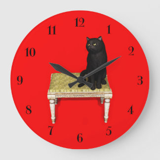 Chat noir sur le tabouret horloge ronde