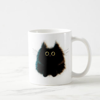 Chat pelucheux drôle sur la tasse de café
